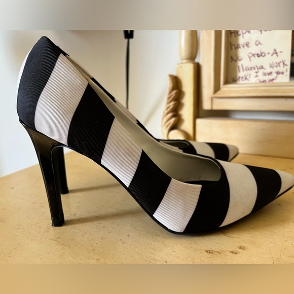 Black and white striped heels, pointed toe (6.5) - Picture 6 of 7